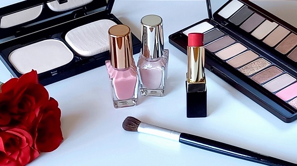 人工太陽照明灯SOLAXが化粧品の色評価に採用される理由