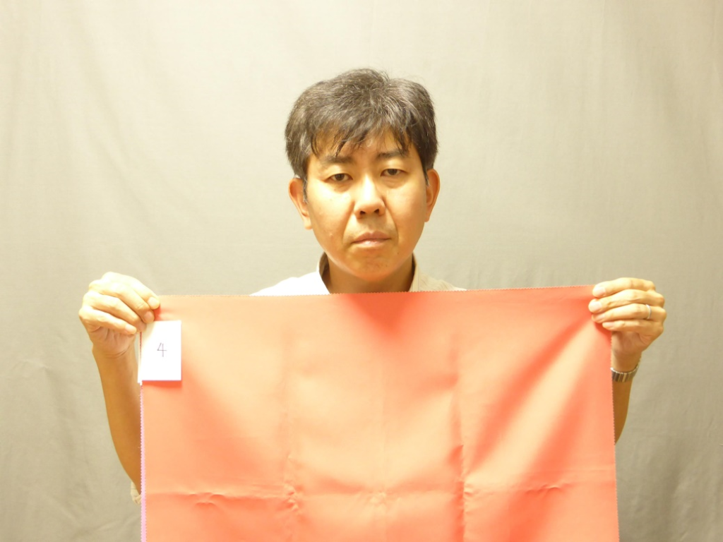 蛍光灯の下で撮影したピンク色の布A