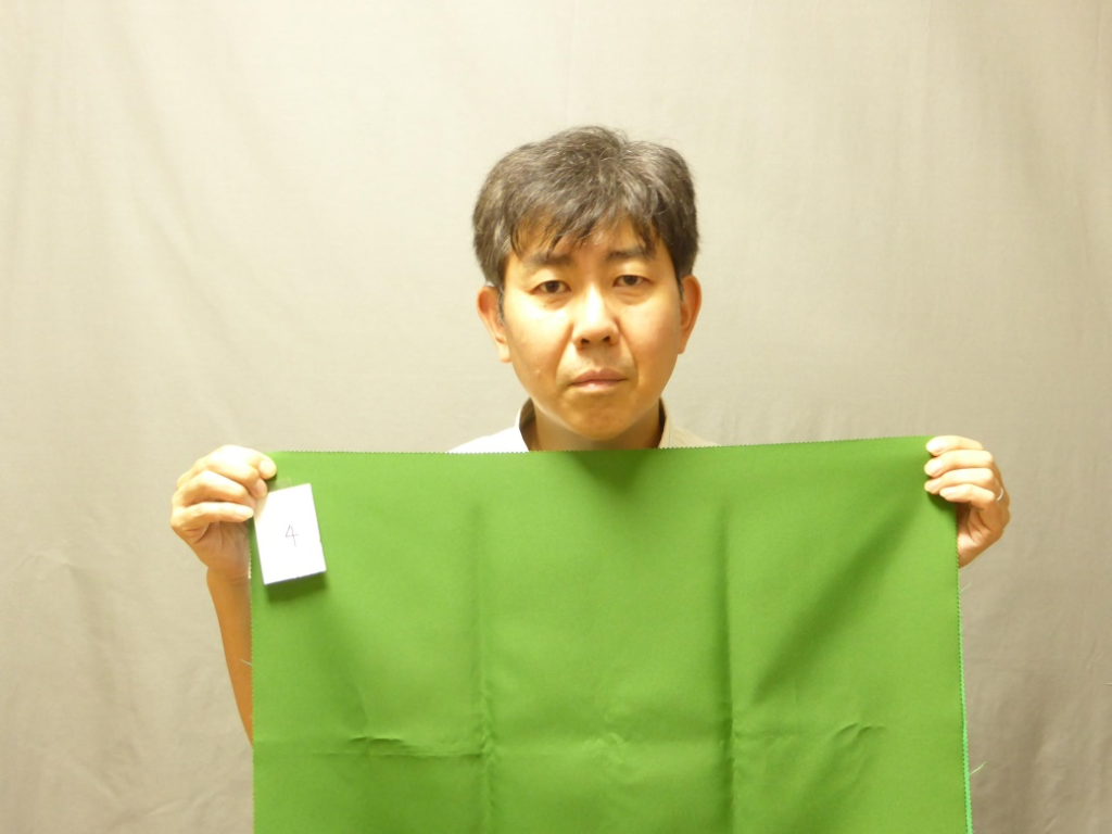 蛍光灯の下で撮影した緑色の布B