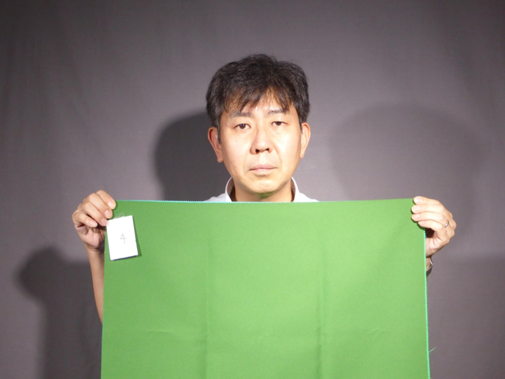 人工太陽照明灯の下で撮影した緑色の布B