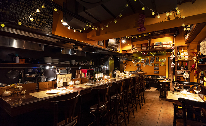 オレンジ色の照明を使う飲食店の画像